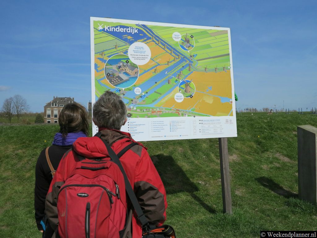Bij het dorpje Kinderdijk in Zuid-Holland  staan 19 molens in een polder. Dit is Nederland zoals buitenlandse toeristen het land kennen.Tip: Een dagje naar de molens van Kinderdijk..